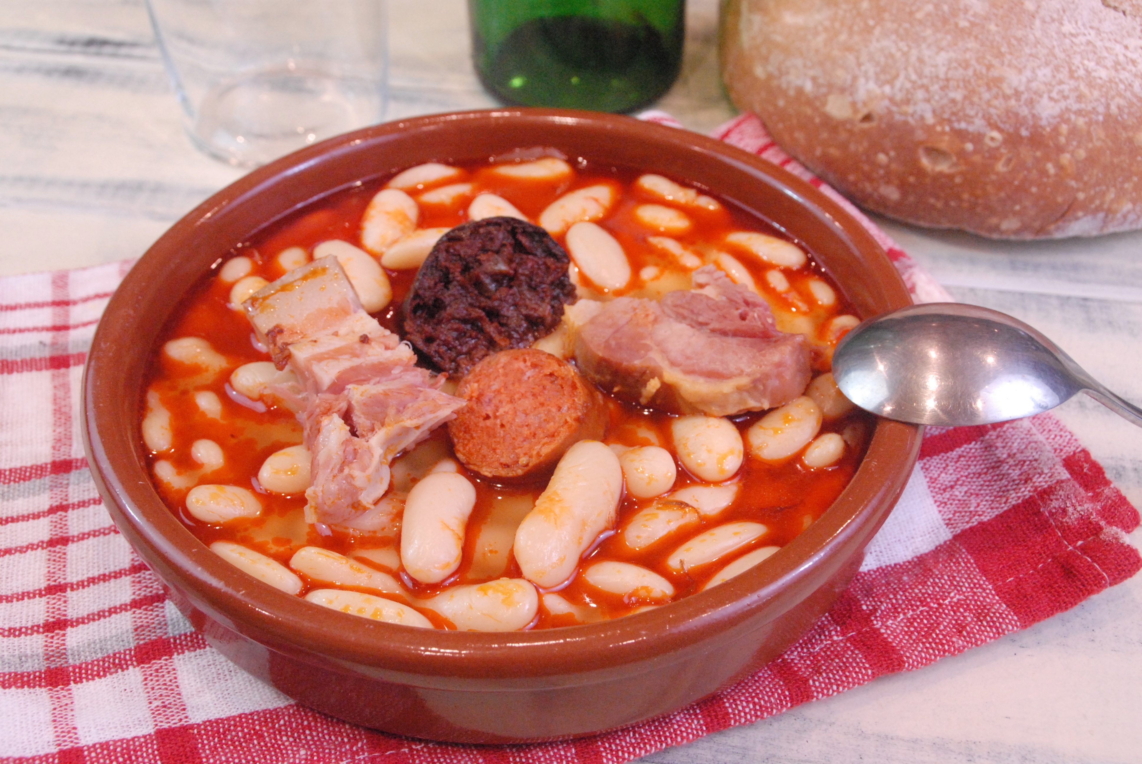 Fabada asturiana - Receta tradicional - Con cuchara y cucharon