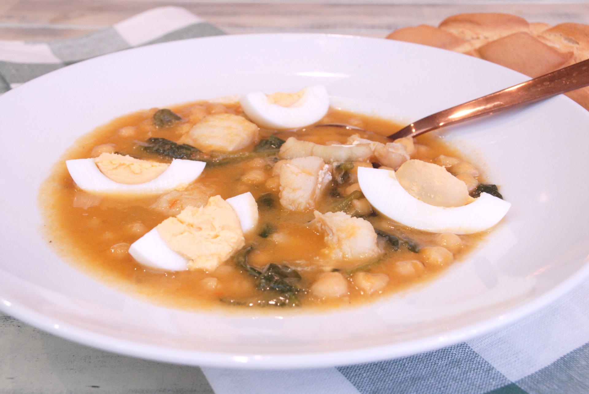Garbanzos con langostinos en olla express Con cuchara y cucharon